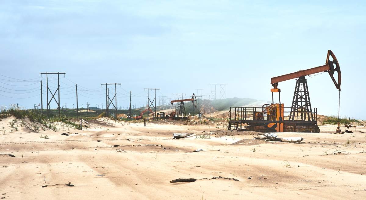 bomba-petroleo-desierto.jpg