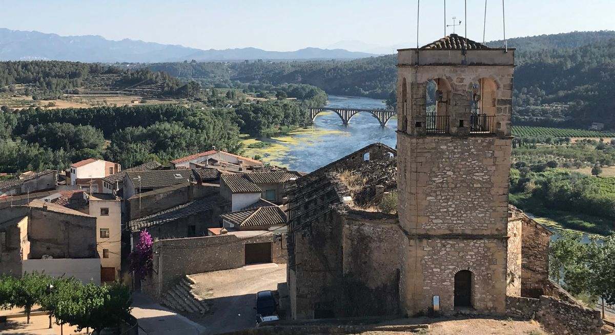 La iglesia de García en Cataluña con antenas en el techo