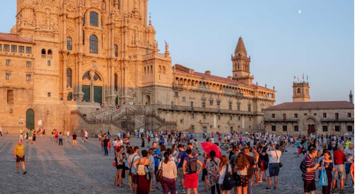 La Plaza del Obradoiro llena de turistas.