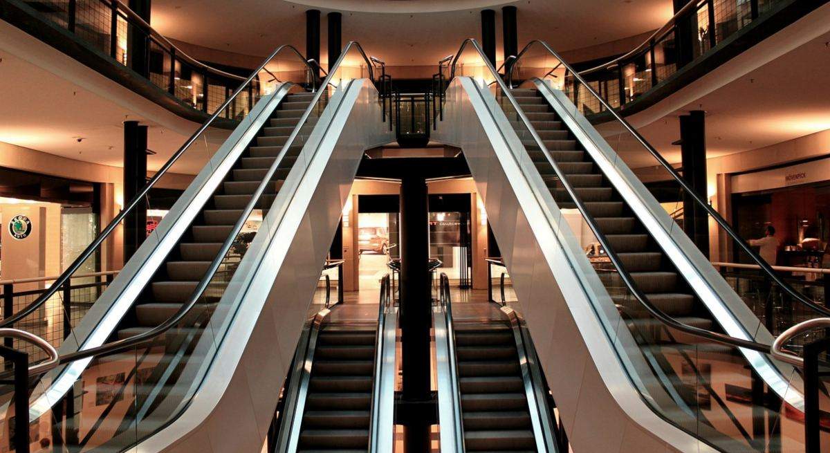 escalator-gd3d76fae4_1280-1.jpg