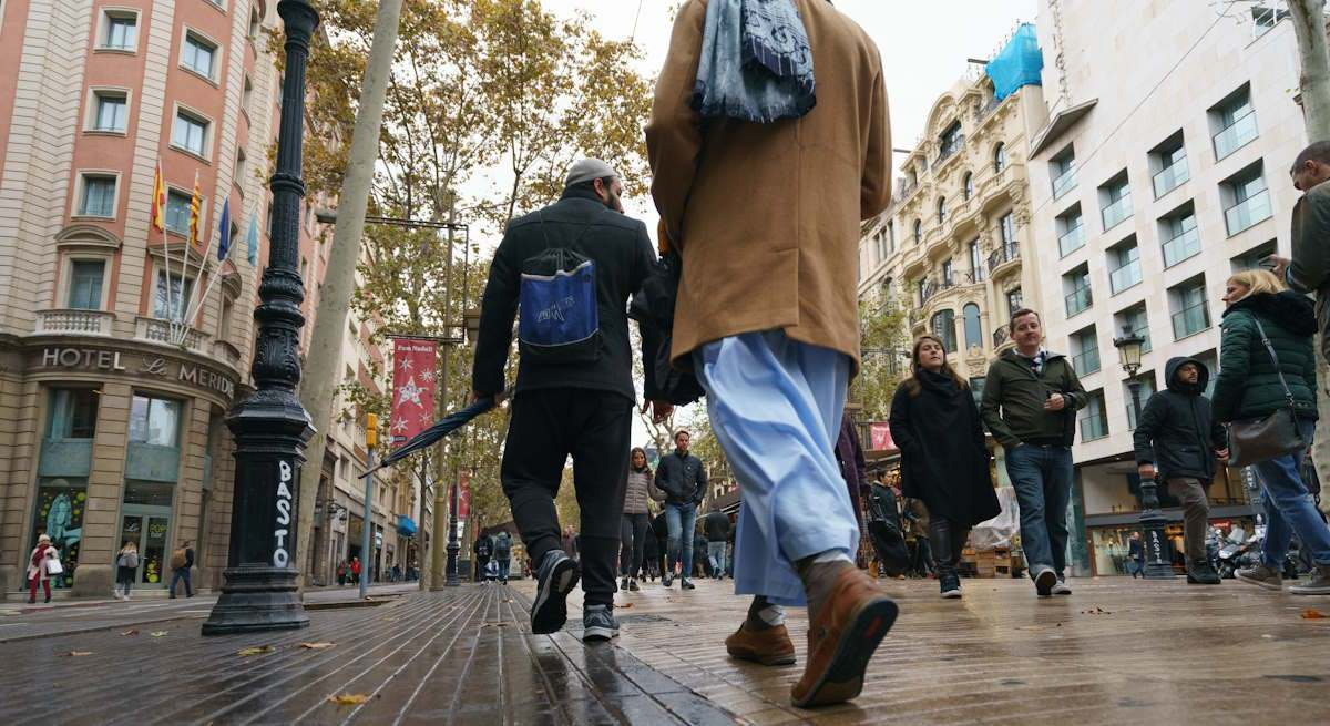Gente paseando por una calle en Barcelona.