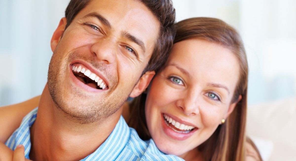 Una pareja abrazada