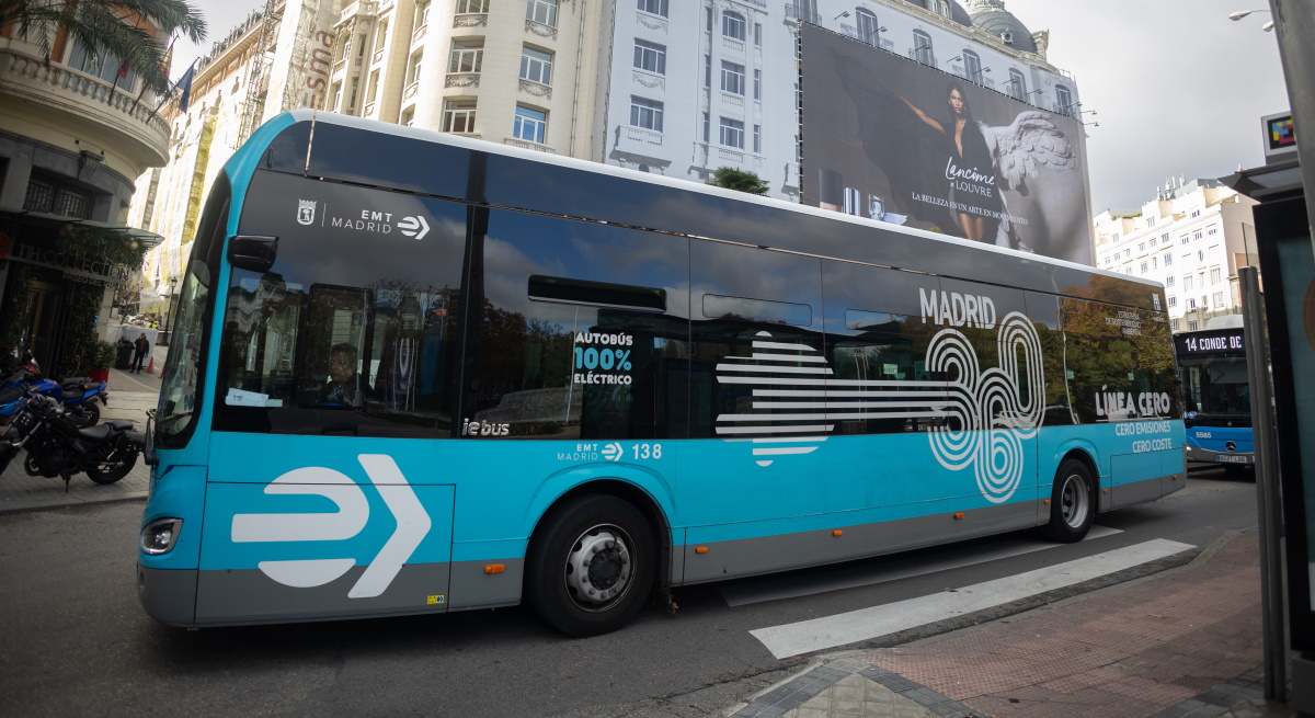 Un autobús de la EMT en el centro de Madrid.