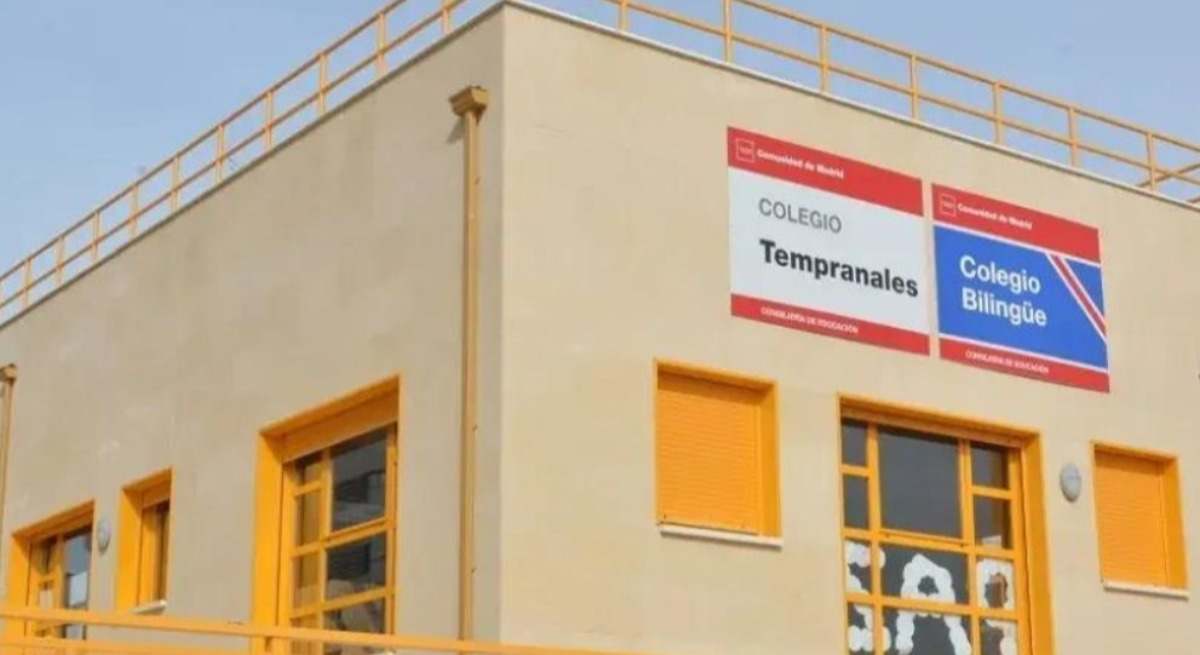 Fachada con un cartel de colegio bilingüe. / Foto: EP