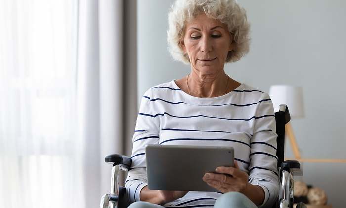mujer-silla-ruedas-consulta-tablet-dreamstime.jpg