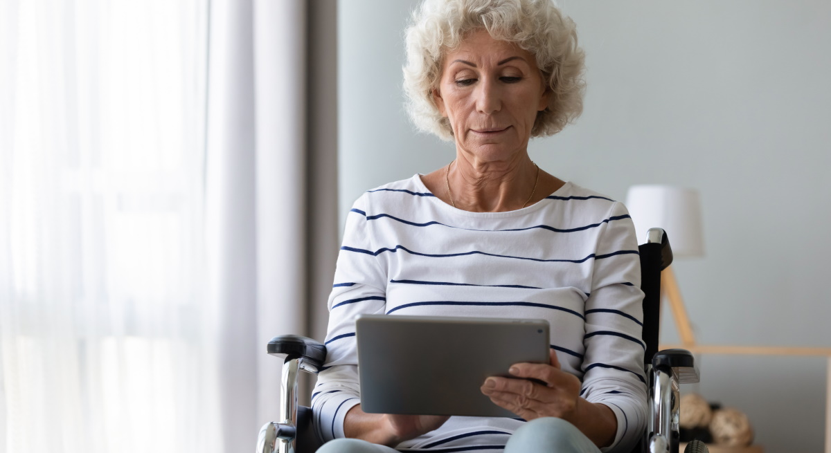 mujer-silla-ruedas-consulta-tablet-dreamstime.jpg