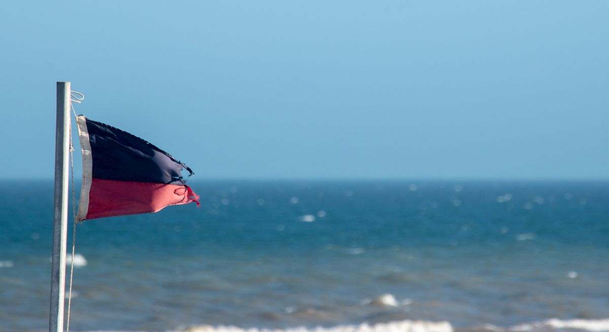 Bañarse este 2025: ¿Qué significa la bandera roja y negra en las playas de España?