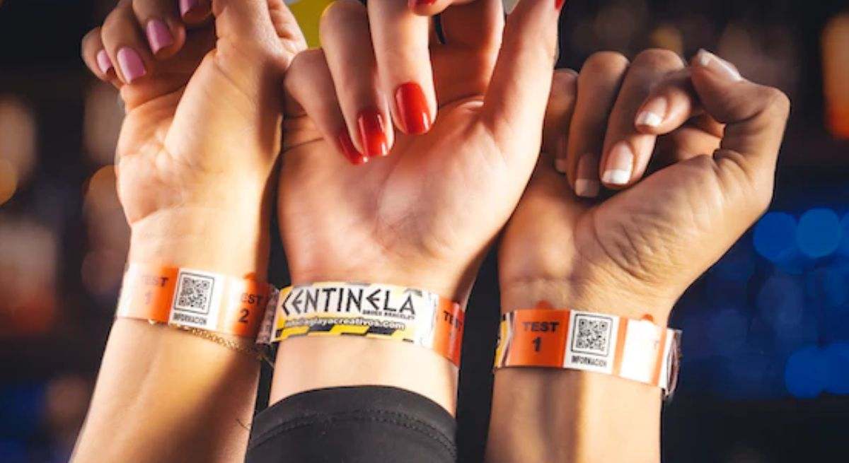 Pulsera Centinela puesta en las manos de varias mujeres