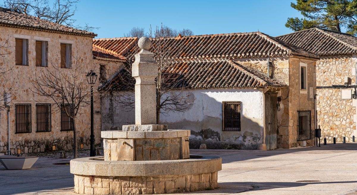 La plaza principal de Nuevo Baztán con una fuente