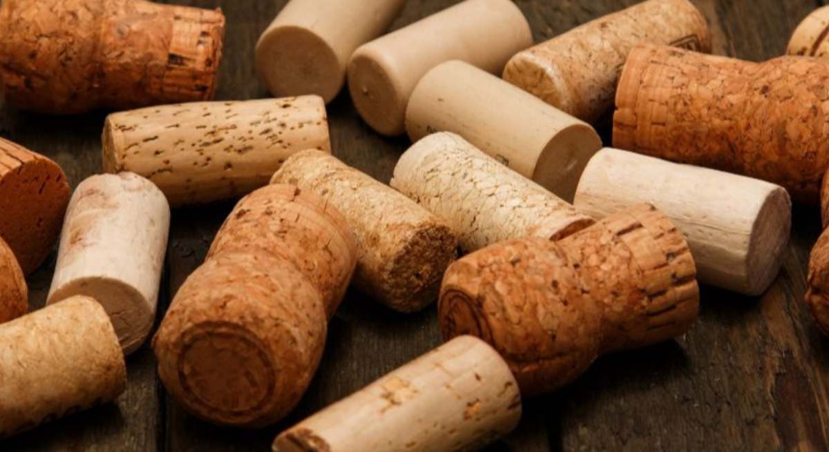 Varios corchos de vino sobre una mesa de madera