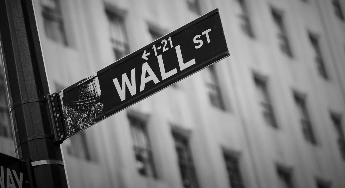 wall-street-cartel-blanco-negro-istock-1200x655.jpg