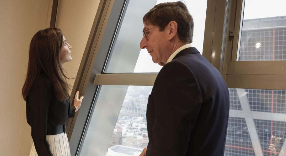 La reina Letizia y Goirigolzarri, en una reunión del patronato de FAD Juventud.