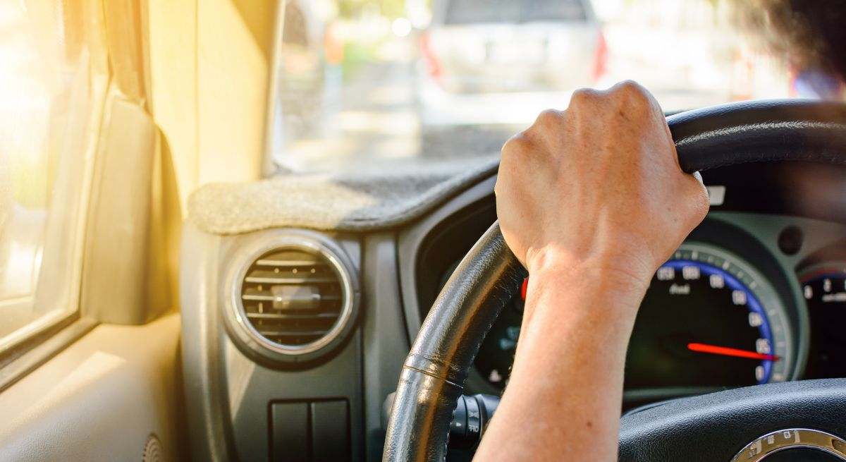 Conductor en el coche