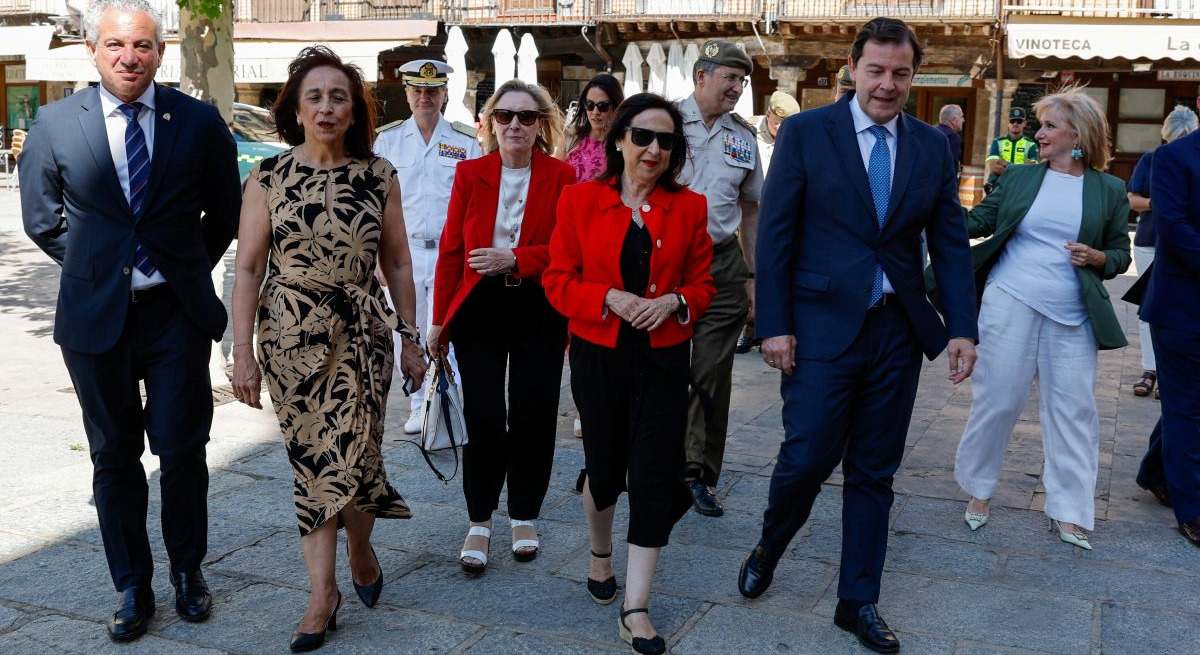 Robles con la ministra de Defensa Margarita Robles en la Presentación del Plan Monte la Reina