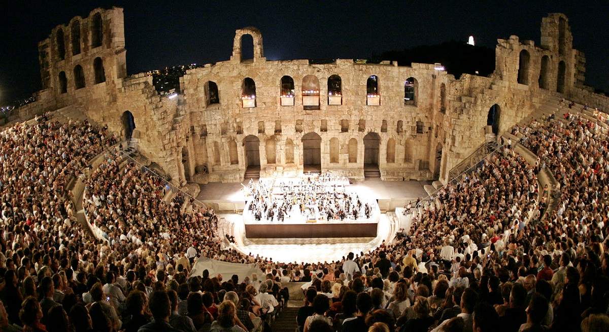 1200-x-655-Interpretacion-de-una-orquesta-sinfonica-en-un-teatro-romano-AFP.jpg