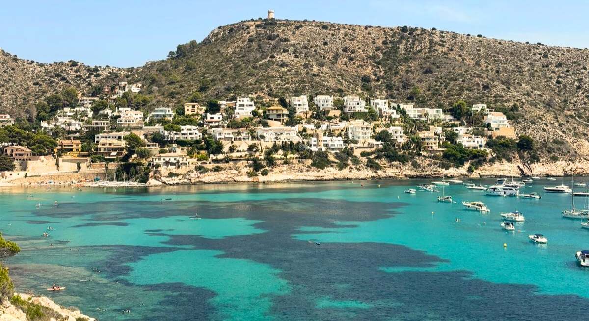 La cala de ensueño de uno de los pueblos más bonitos de Alicante.