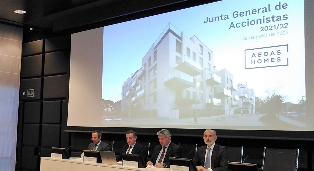 Mesa-de-la-Junta-General-Ordinaria-de-Accionistas-de-AEDAS-Homes-2022.jpg