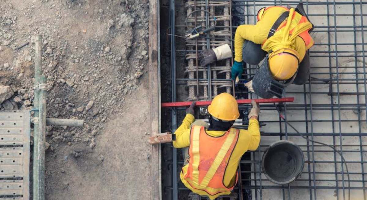 Dos empleados trabajan en una obra