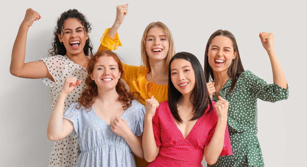 Varias mujeres sonrientes y muy felices ante la cámara