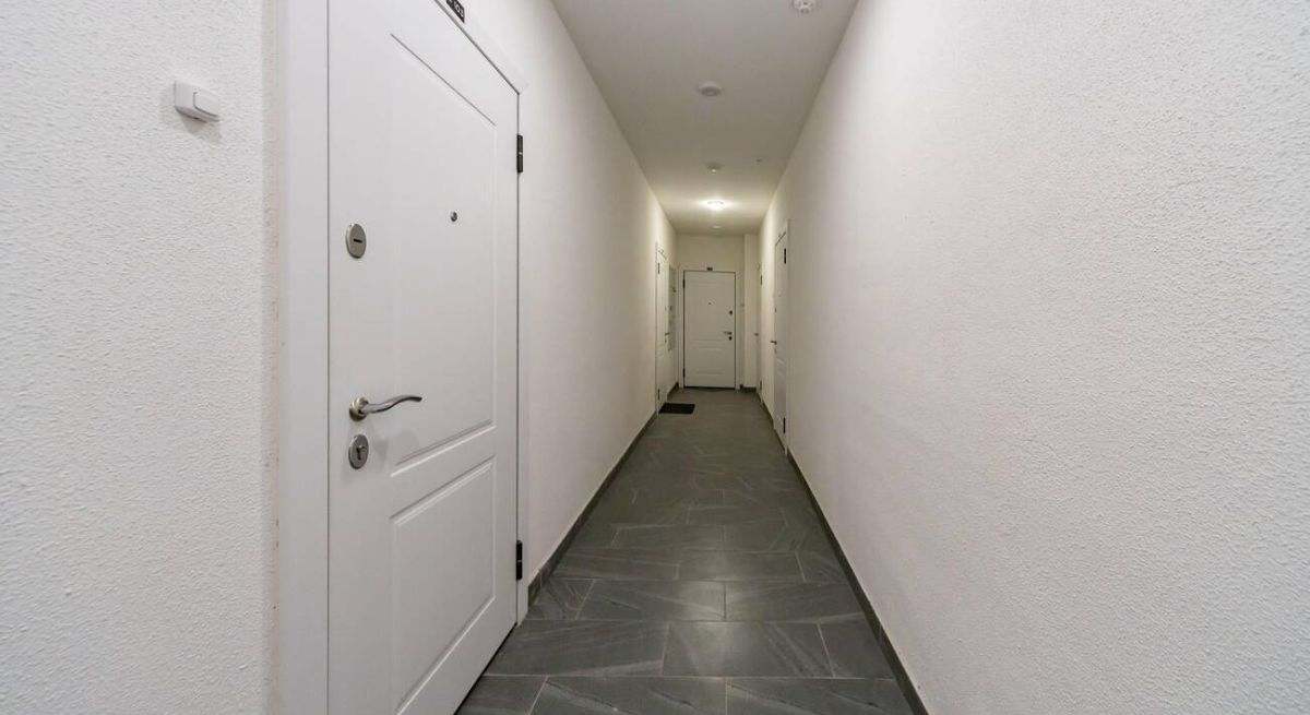 Cerrajero muestra lo fácil que es abrir las nuevas cerraduras debido al elemento que tienen todas las puertas