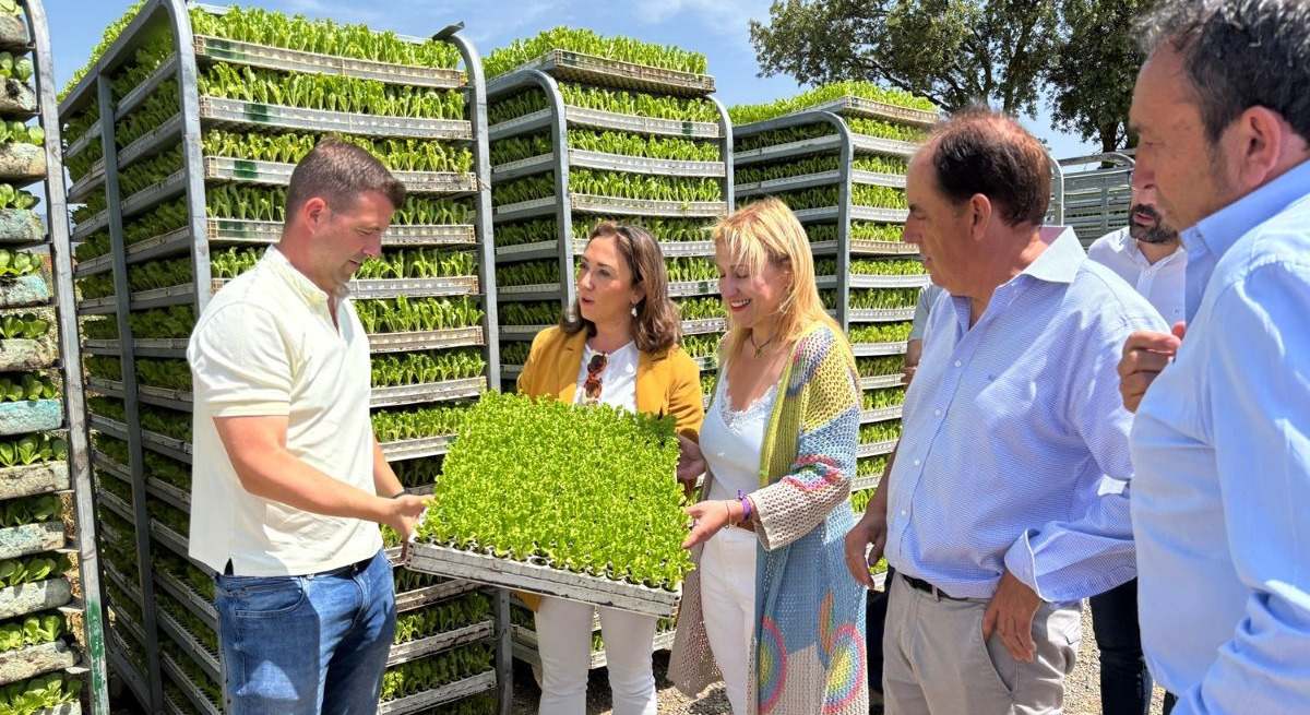 La consejera de Agricultura durante su visita a los regadíos de Hinojosa