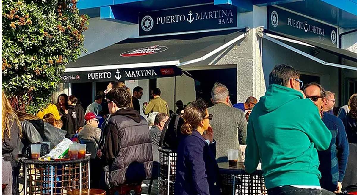 El bar Puerto en Mera que adelantó sus vacaciones harto de los madrileños.