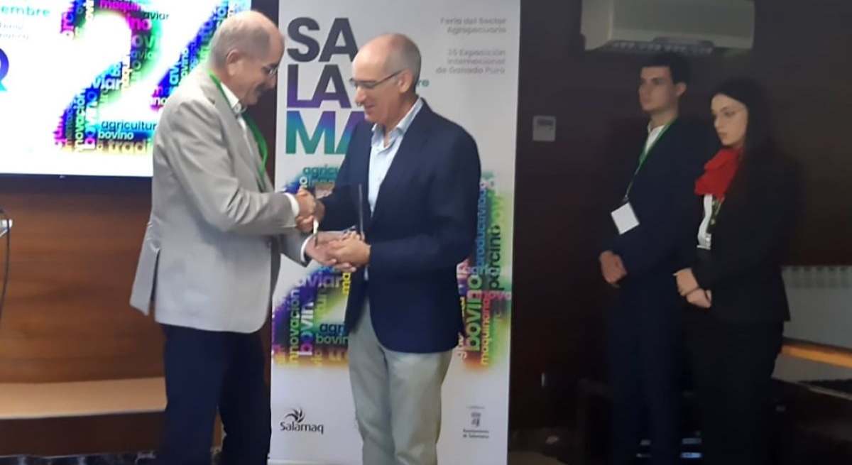 El presidente de la Diputación de Salamanca, Javier Iglesias, a la derecha de la imagen, y el director general de Riegos del Duero, Ángel Fragua