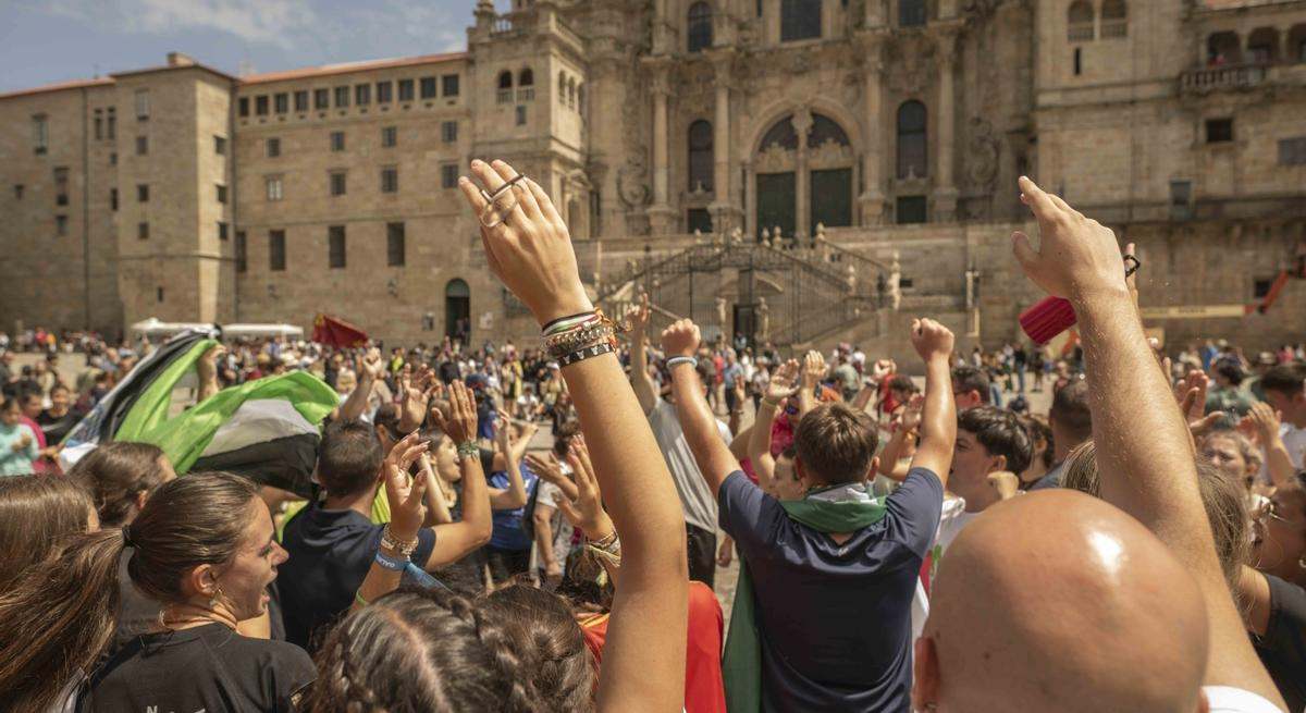 Turistas abarrotan la Plaza del Obradoiro en Santiago de Compostela.