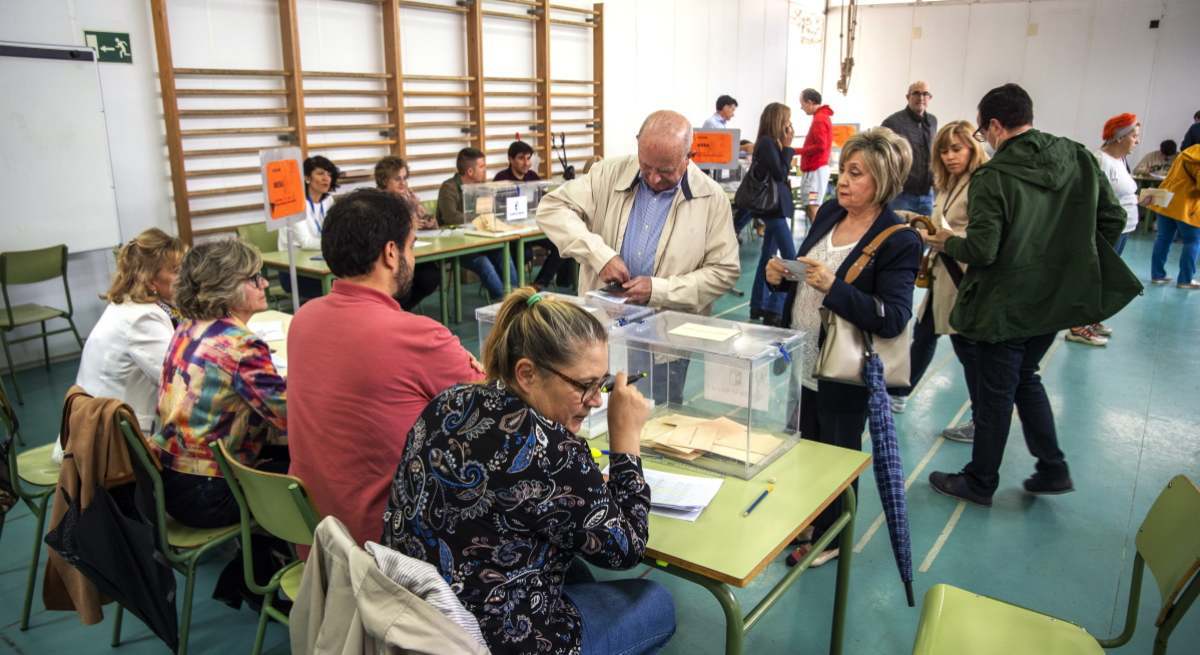 Votantes en un colegio electoral. / Foto: iStock