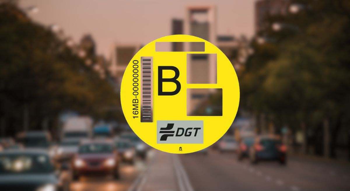 Montaje tráfico de Madrid con una etiqueta B de la DGT al frente