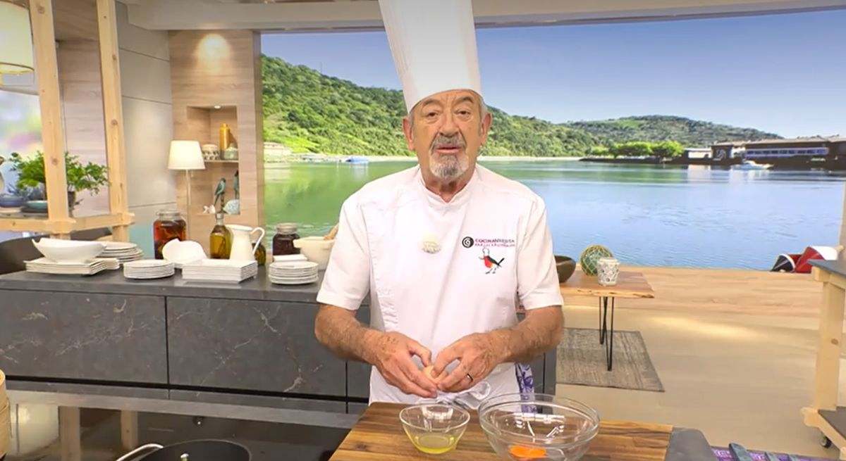 El cocinero separando las claras de los huevos