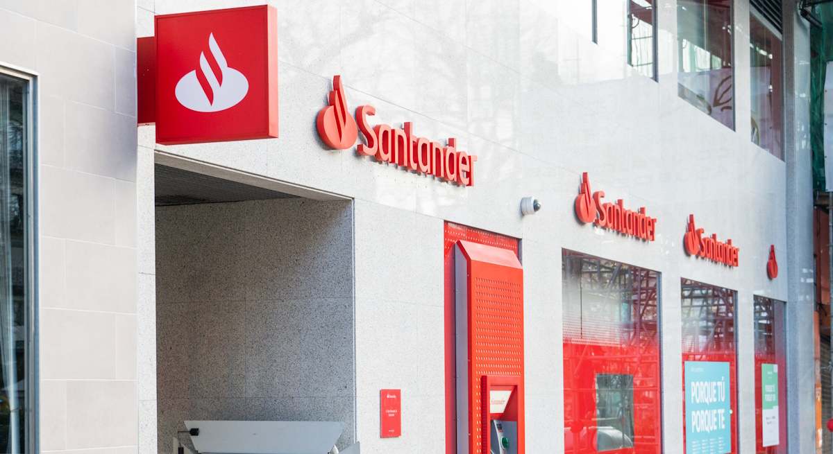 santander-sucursal-calle-istock