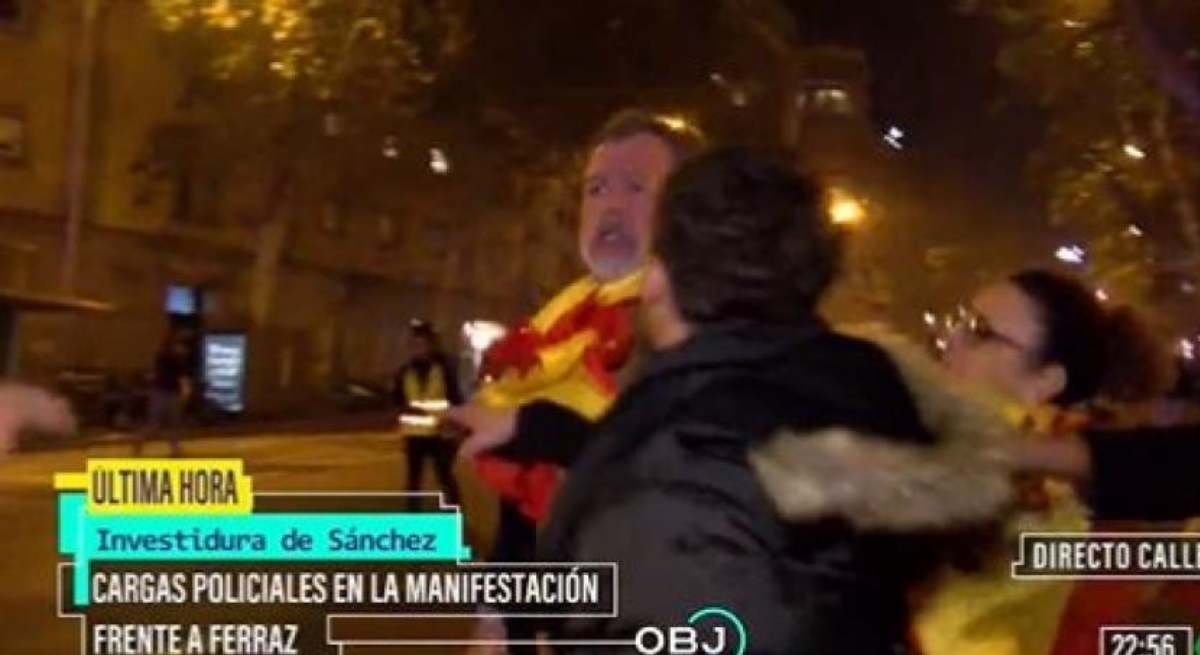 Agresión a un reportero en la calle Ferraz ante la sede del PSOE