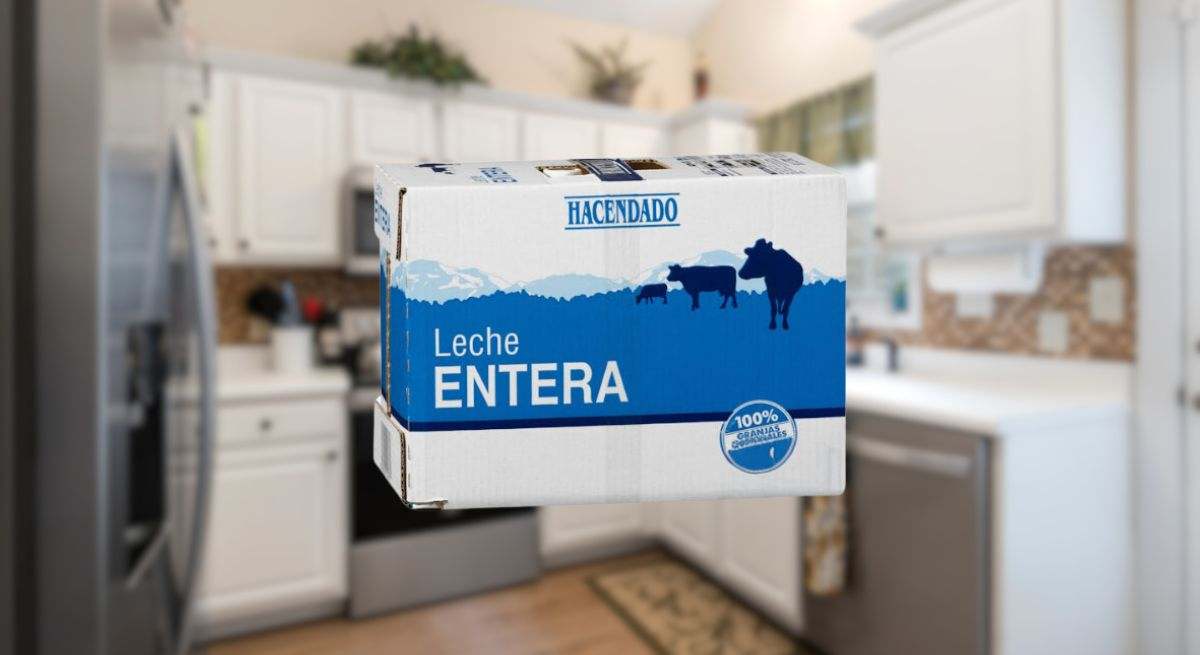 Montaje de una cocina con un cartón de leche entera de la marca hacendado