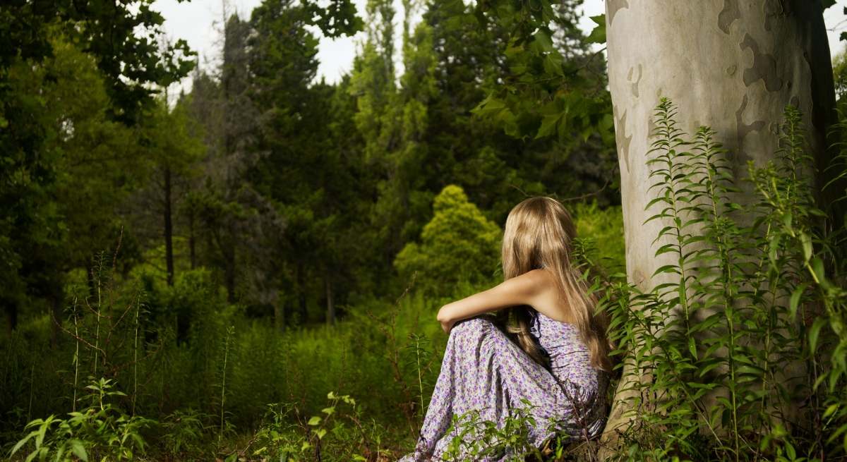 mujer-en-el-bosque