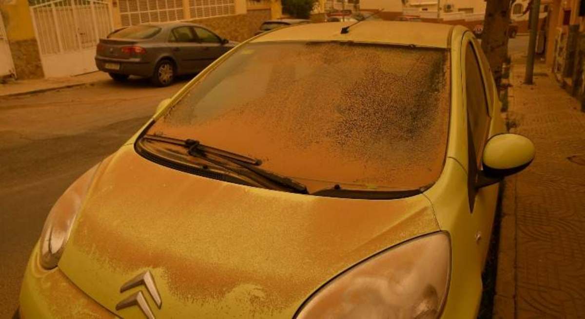 coche sucio tras una lluvia de barro