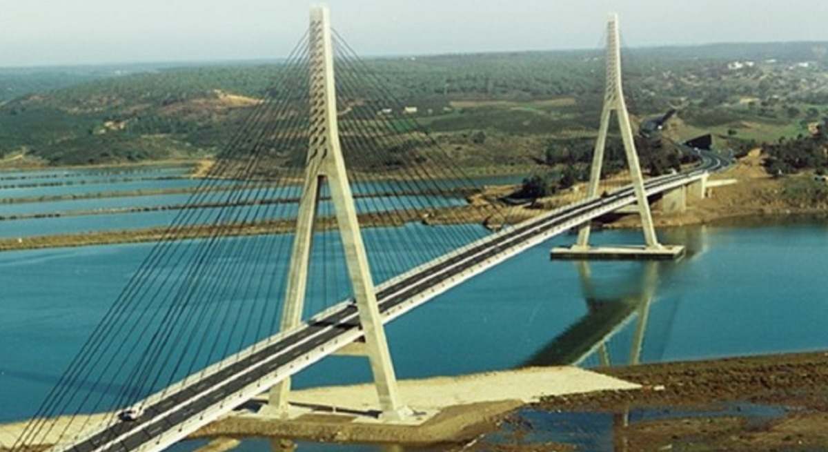 Puente internacional sobre el Guadiana