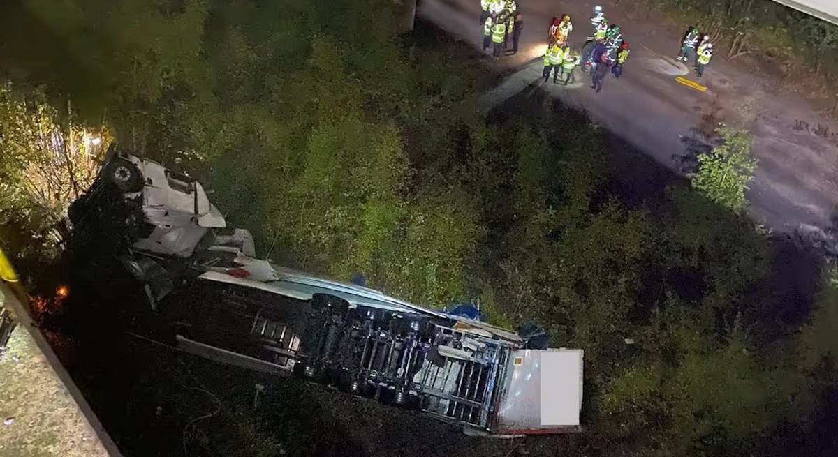 Imagen del camión caído desde el puente.