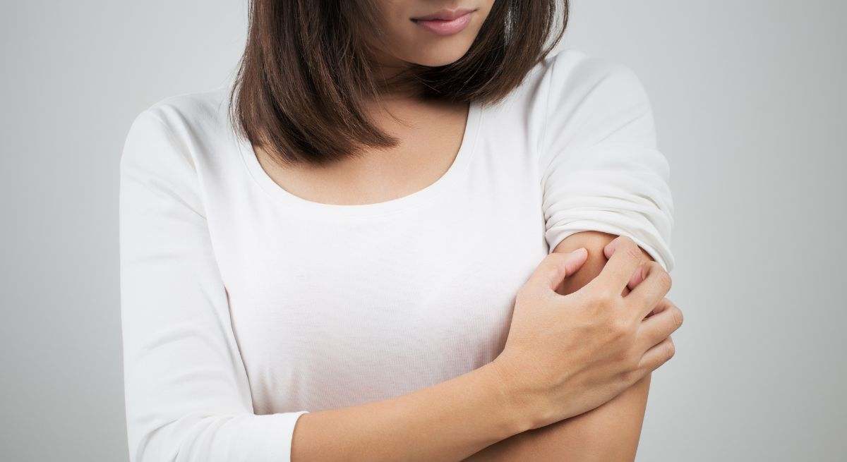 Una mujer se mira una quemadura