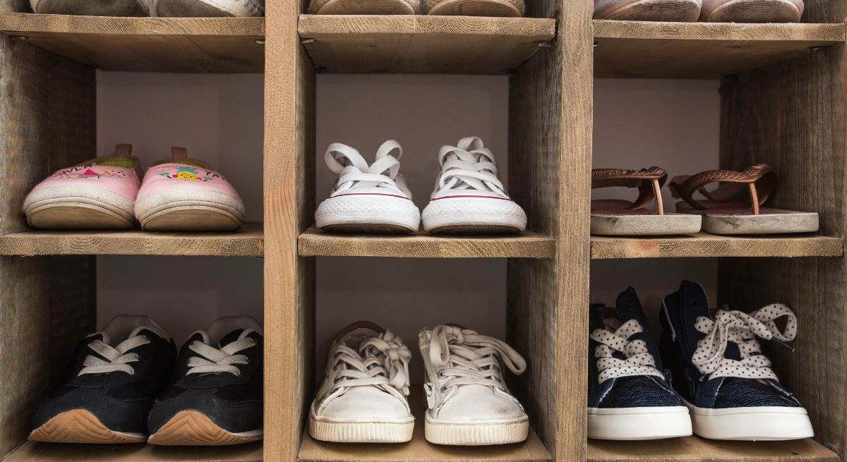 Diferentes calzados en una estantería