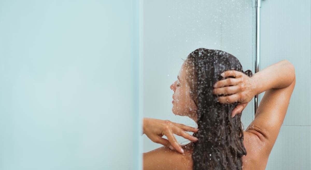 Las personas que duermen con el pelo mojado y dan muchas vueltas en la cama se arriesgan a varios peligros, según una dermatóloga