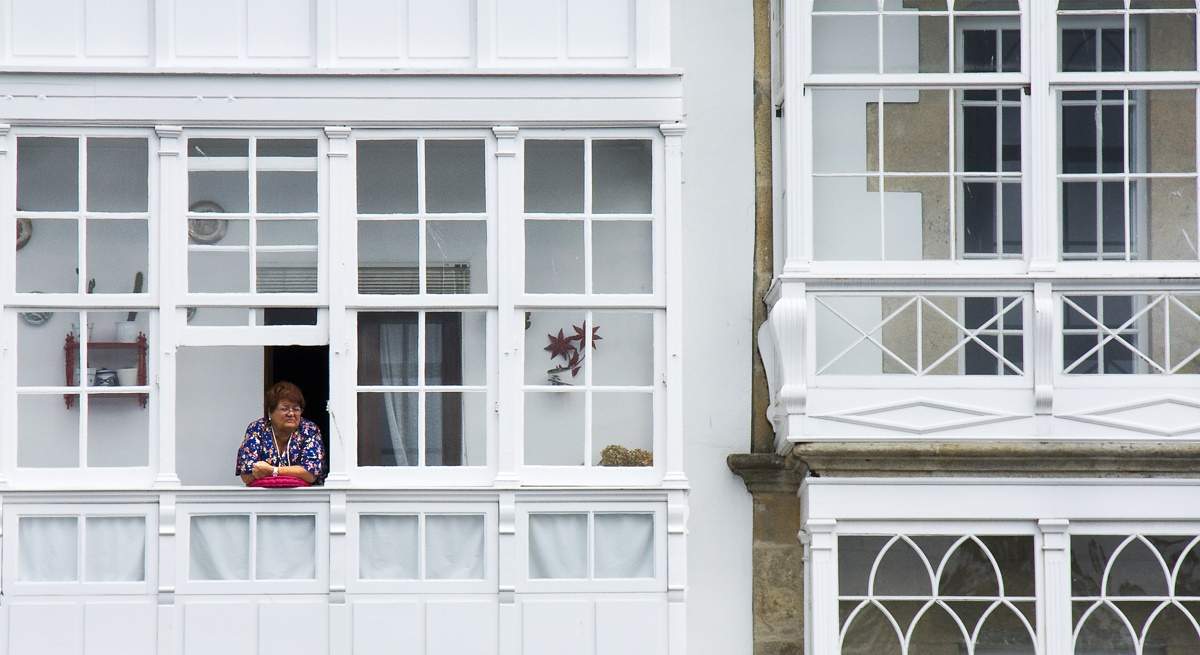 mujer-balcon-istock.jpg