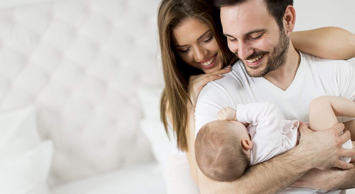 1200-x-655--Padre-y-madre-con-bebe-Istock.jpg