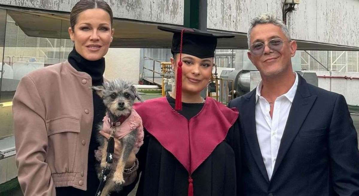 Alejandro y Jaydy  en la graduación de su hija Manuela en febrero de 2024