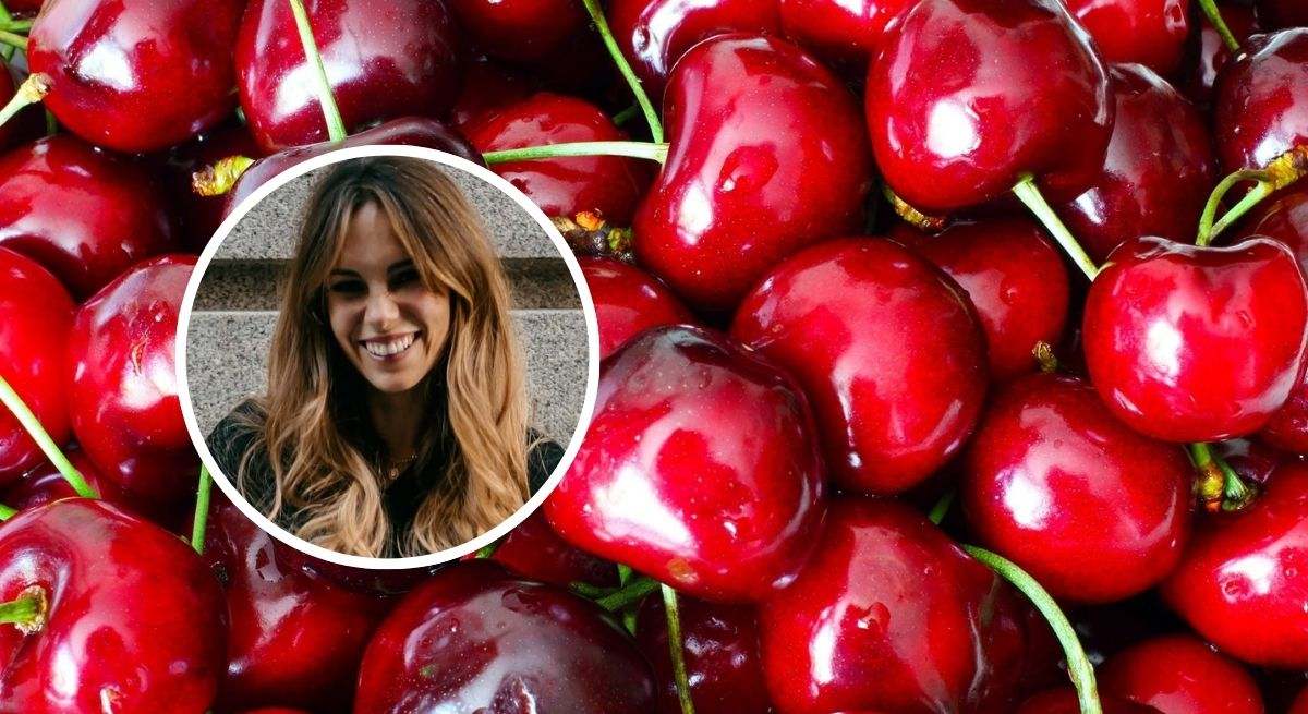 Blanca García-Orea, nutricionista, con cerezas de fondo