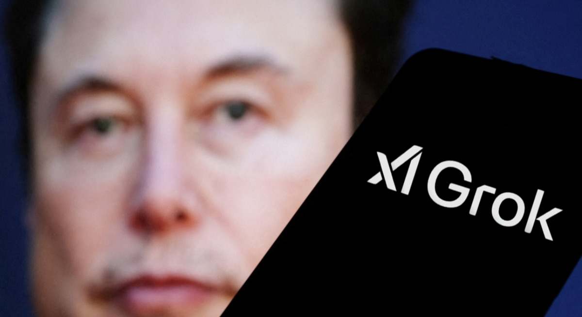 Imagen de Elon Musk con el logo de xAI Grok. / Foto: elEconomista.es
