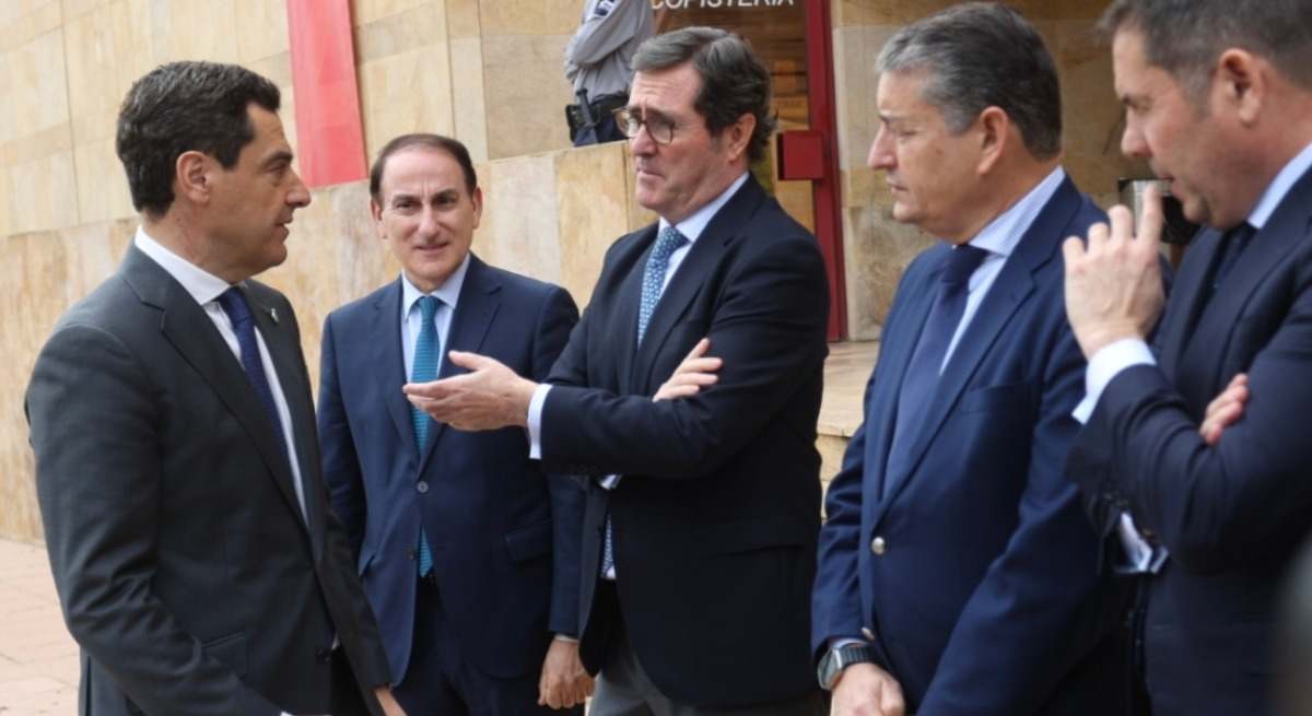 Juanma Moreno y Garamendi charlan en presencia de González de Lara, Antonio Sanz y Gerardo Cuerva.