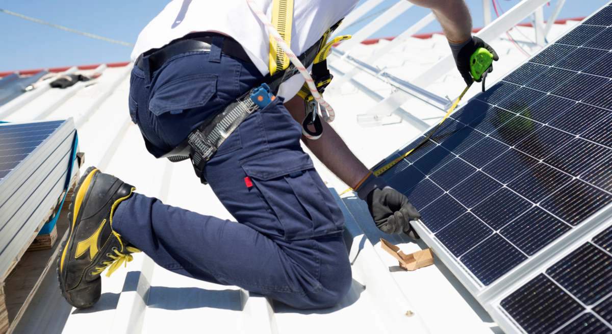 instalacion-panel-solar-fotovoltaico-iStock-1417298025.jpg