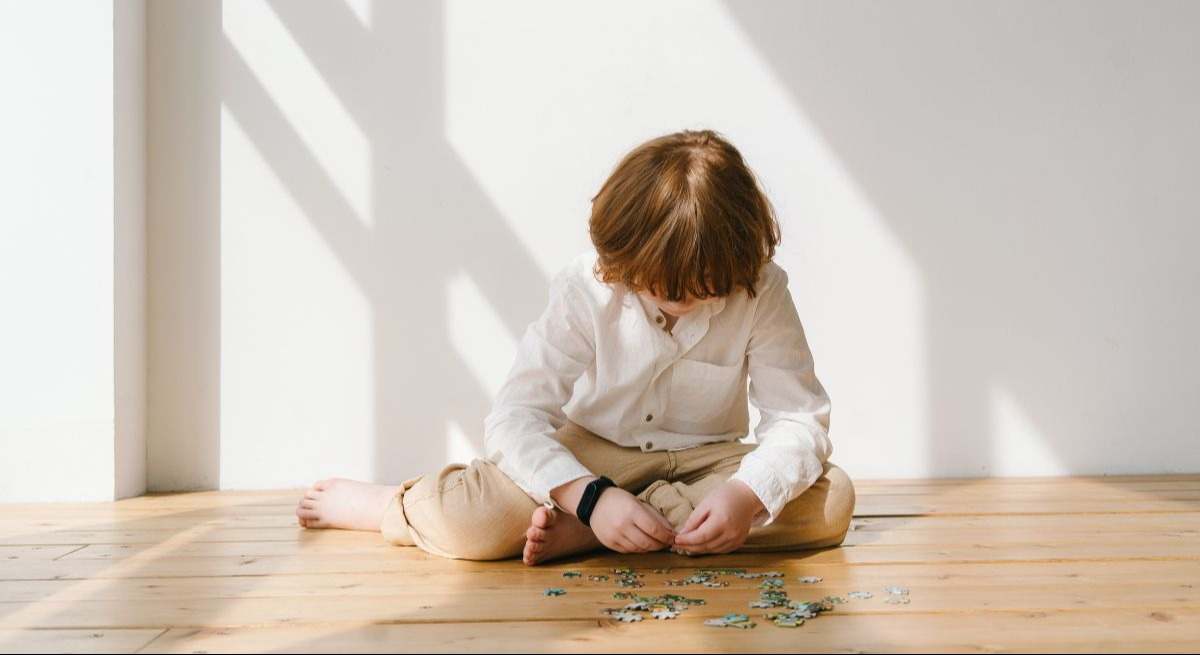 Niño jugando en el suelo