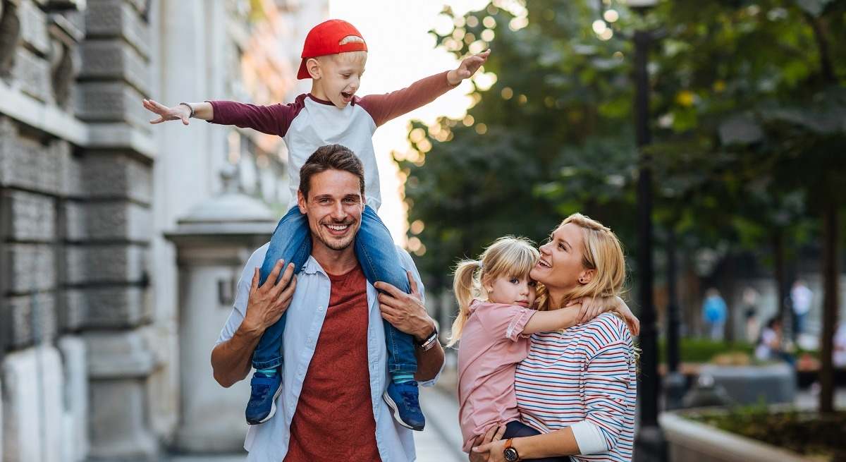 Imagen de una familia de paseo